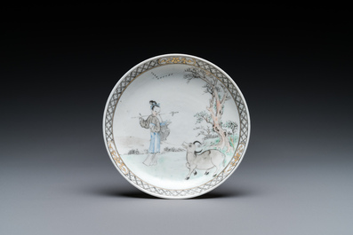 Een Chinese grisaille kop en schotel met Lan Caihe, Yongzheng