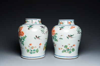 Paire de vases en porcelaine de Chine famille verte &agrave; d&eacute;cor de faisans, Kangxi