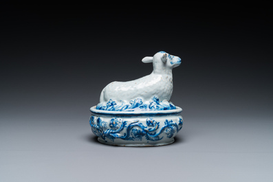 Beurrier couvert en fa&iuml;ence de Delft en bleu et blanc &agrave; d&eacute;cor d'un agneau, 18&egrave;me