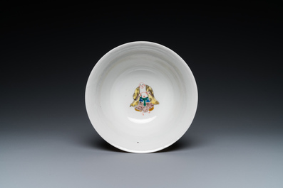 A rare Chinese famille verte 'Avalokitesvara' bowl, Da Xiong Bao Dian 大雄寶殿 mark, 19th C.