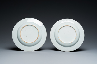 Deux assiettes en porcelaine de Chine famille rose &agrave; d&eacute;cor de pies et de pivoines aux bords en bianco-sopra-bianco, Yongzheng