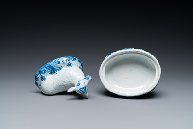 Beurrier couvert en fa&iuml;ence de Delft en bleu et blanc &agrave; d&eacute;cor d'un agneau, 18&egrave;me