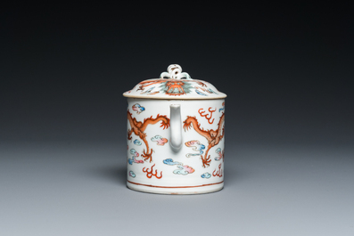 Een Chinese famille rose 'draken' theepot met deksel, Qingwan 清玩 merk, 19e eeuw