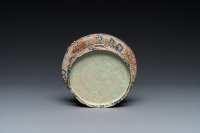 A rare Chinese famille verte 'Avalokitesvara' bowl, Da Xiong Bao Dian 大雄寶殿 mark, 19th C.