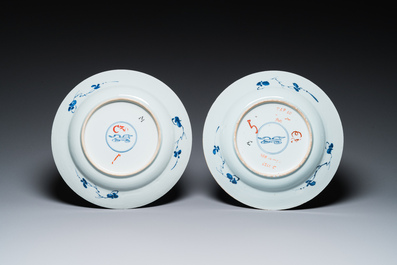 Een paar Chinese blauw-witte schotels met berglandschappen, Kangxi
