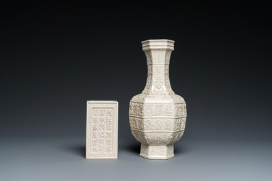Een Chinese monochrome cr&egrave;mekleurige craquel&eacute; vaas en een penselenbeker met reli&euml;fdecor, Qing
