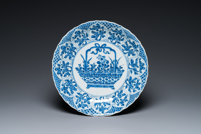 Een Chinese blauw-witte schotel en een verte-Imari dekselterrine, Kangxi