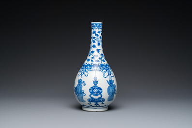 Een Chinese blauw-witte flesvormige vaas, Kangxi