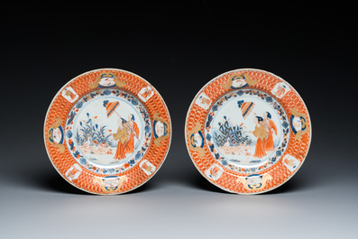 Een paar Chinese Imari-stijl borden met 'Parasoldames' naar Cornelis Pronk, Qianlong