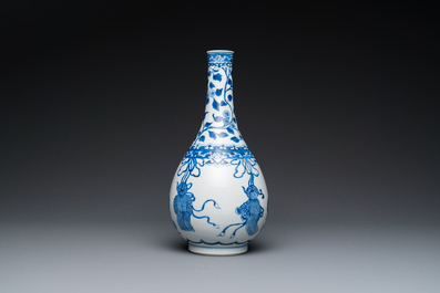 Een Chinese blauw-witte flesvormige vaas, Kangxi