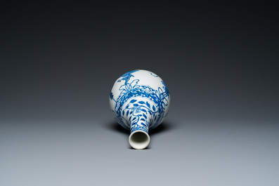 Een Chinese blauw-witte flesvormige vaas, Kangxi