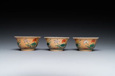 Trois tasses et soucoupes en porcelaine de Chine famille verte sur fond caf&eacute; au lait de style Kangxi, marque au lapin, 19&egrave;me