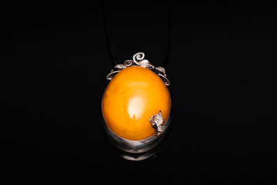 Pendentif en ambre et argent, Chine, 20&egrave;me