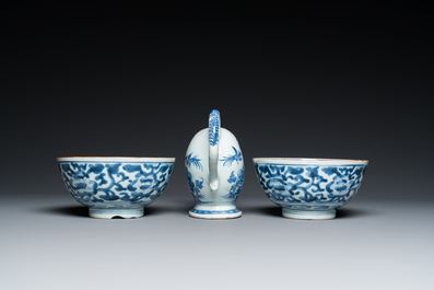 Een diverse collectie Chinees blauw-wit en famille rose porselein, Kangxi/Qianlong