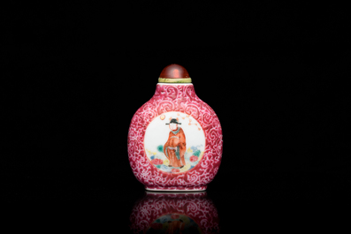 A Chinese famille rose sgraffito-ground snuff bottle, Qianlong mark, 19th C.