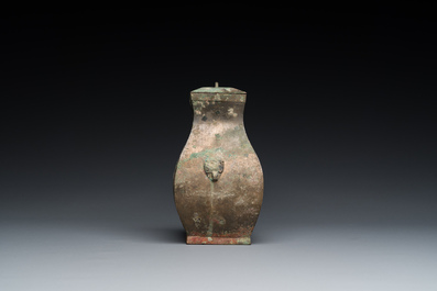Een kleine Chinese bronzen rituele 'fang hu' dekselvaas, Periode der Strijdende Staten