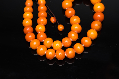 A Chinese amber necklace, early 20th C.