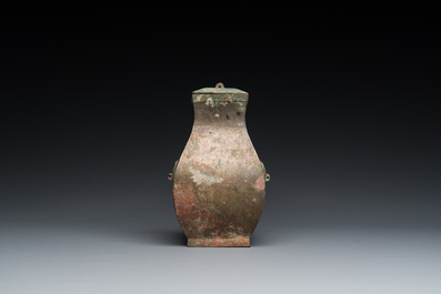 Een kleine Chinese bronzen rituele 'fang hu' dekselvaas, Periode der Strijdende Staten
