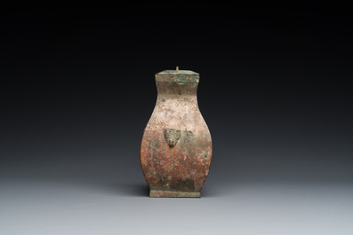Een kleine Chinese bronzen rituele 'fang hu' dekselvaas, Periode der Strijdende Staten