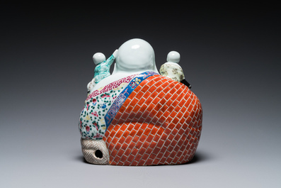 Sculpture de Bouddha en porcelaine de Chine famille rose, marque de Zhu Mao Ji Zao 朱茂記造, R&eacute;publique