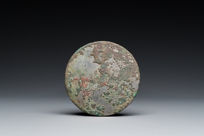 Mirroir en bronze l&eacute;g&egrave;rement argent&eacute; &agrave; d&eacute;cor de lions et de vignes, Chine, Tang