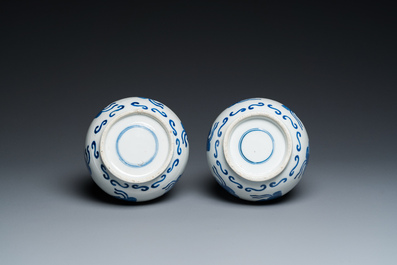 Een paar Chinese blauw-witte flesvormige vazen, 19e eeuw