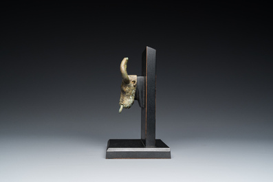 Een Chinees bronzen ornament in de vorm van een stierenkop, Periode der Strijdende Staten