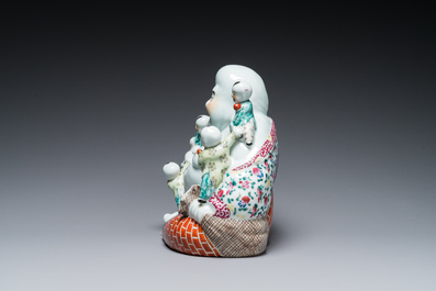 Sculpture de Bouddha en porcelaine de Chine famille rose, marque de Zhu Mao Ji Zao 朱茂記造, R&eacute;publique