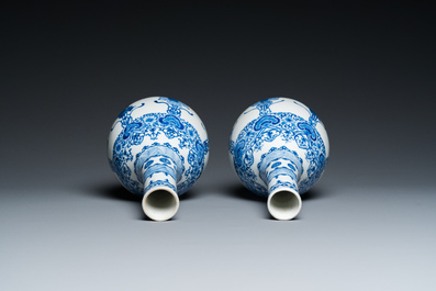 Een paar Chinese blauw-witte flesvormige vazen, 19e eeuw