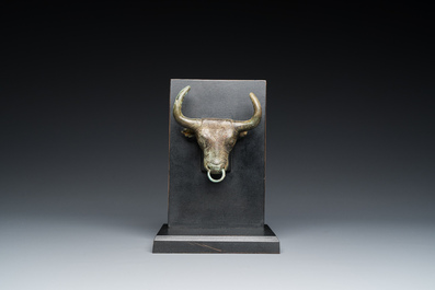 Een Chinees bronzen ornament in de vorm van een stierenkop, Periode der Strijdende Staten