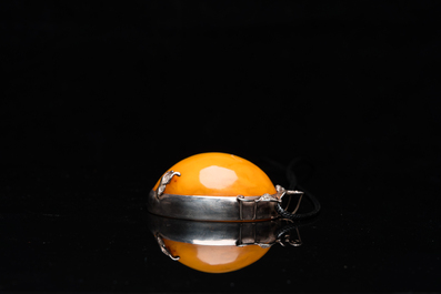 Pendentif en ambre et argent, Chine, 20&egrave;me