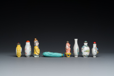 Acht diverse Chinese famille rose snuifflessen, 19/20e eeuw