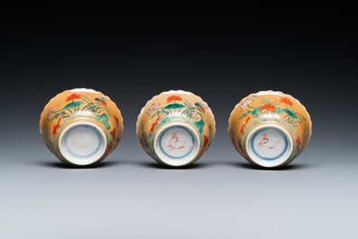 Trois tasses et soucoupes en porcelaine de Chine famille verte sur fond caf&eacute; au lait de style Kangxi, marque au lapin, 19&egrave;me