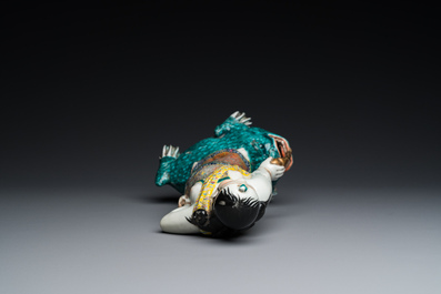 Sculpture en porcelaine de Chine famille rose figurant Liu Hai sur le crapaud, sign&eacute;e Huang Yuanxiang 黃源項, 19&egrave;me