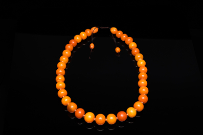 A Chinese amber necklace, early 20th C.