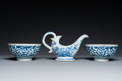 Een diverse collectie Chinees blauw-wit en famille rose porselein, Kangxi/Qianlong