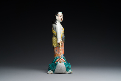 Sculpture en porcelaine de Chine famille rose figurant Liu Hai sur le crapaud, sign&eacute;e Huang Yuanxiang 黃源項, 19&egrave;me