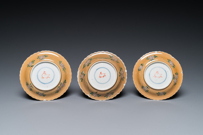 Trois tasses et soucoupes en porcelaine de Chine famille verte sur fond caf&eacute; au lait de style Kangxi, marque au lapin, 19&egrave;me