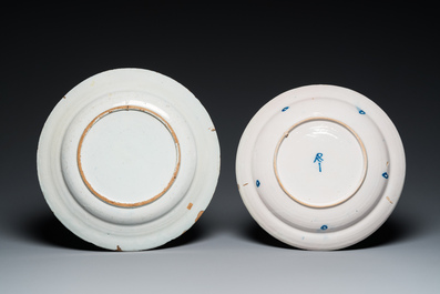 Deux plats en fa&iuml;ence polychrome de Delft, 18&egrave;me