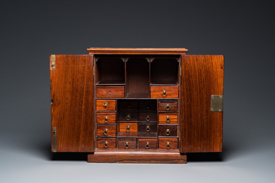 Cabinet en bois dur et huanghuali aux montures en bronze pour le march&eacute; europ&eacute;en, Chine, 19&egrave;me