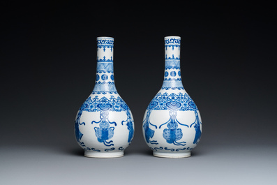 Een paar Chinese blauw-witte flesvormige vazen, 19e eeuw
