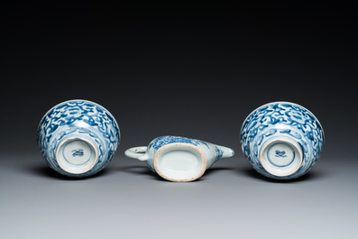 Een diverse collectie Chinees blauw-wit en famille rose porselein, Kangxi/Qianlong