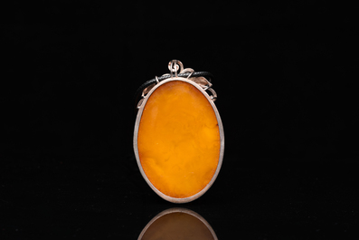 Pendentif en ambre et argent, Chine, 20&egrave;me
