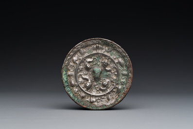 Mirroir en bronze l&eacute;g&egrave;rement argent&eacute; &agrave; d&eacute;cor de lions et de vignes, Chine, Tang