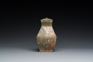 Een kleine Chinese bronzen rituele 'fang hu' dekselvaas, Periode der Strijdende Staten