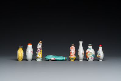 Acht diverse Chinese famille rose snuifflessen, 19/20e eeuw
