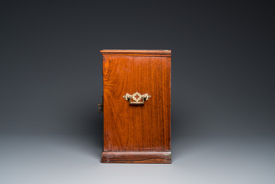 Cabinet en bois dur et huanghuali aux montures en bronze pour le march&eacute; europ&eacute;en, Chine, 19&egrave;me