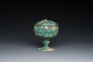 Een Chinese bronzen 'xianglu' wierookbrander met opengewerkt deksel, Westelijke Han