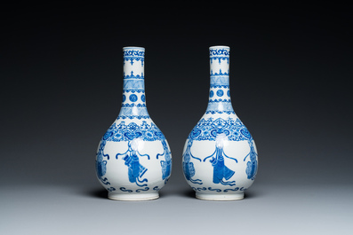 Een paar Chinese blauw-witte flesvormige vazen, 19e eeuw