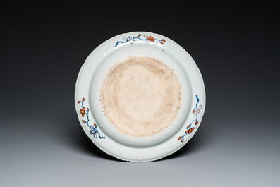 Een Chinese famille rose schotel met decor van tabaksbladeren, Qianlong
